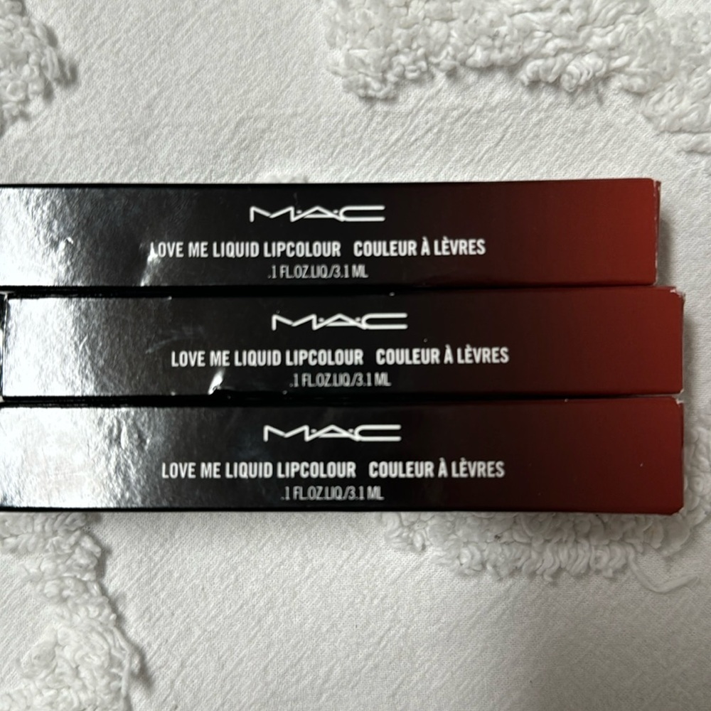 M.A.C lip gloss Love me liquid